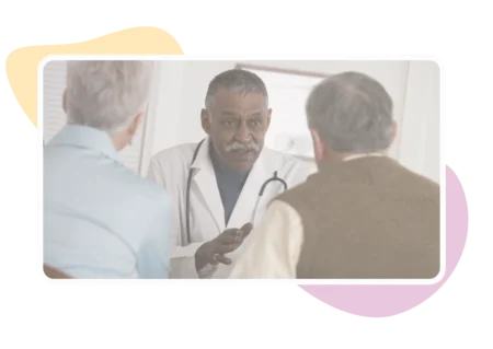 personne âgée en tutelle et personne de confiance discutant avec le médecin