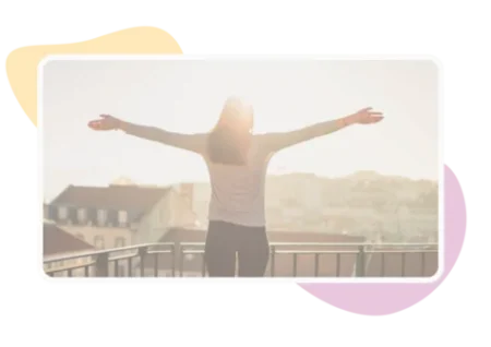 personne levant les bras et regardant le soleil