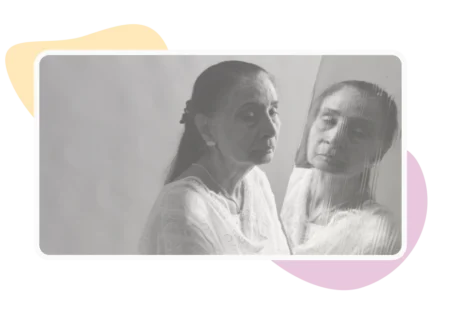 personne agée qui invente des histoires face à un mirroir