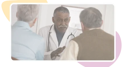 personne âgée en tutelle et personne de confiance discutant avec le médecin