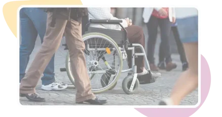 personne en fauteuil ayant une pension invalidité catégorie 3 et aah au milieu d'une foule