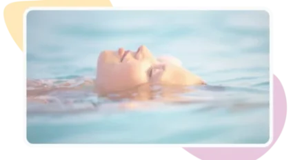 jeune femme se relaxant dans l'eau lors d'un séjour de répit pour les aidants